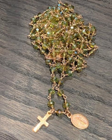 Pfmilanojewels  collana rosario 130 cm cristalli verde military light, argento placcato oro rosa