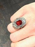 NELSON gioielli , anello Etoile, argento invecchiato, zircone rosso