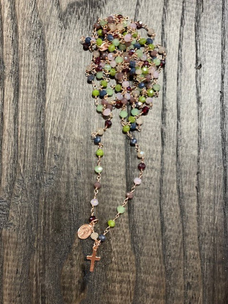 Pfmilanojewels  collana rosario 130 cm cristalli  multicolor petrolio, verde, crema, miele , argento placcato oro rosa